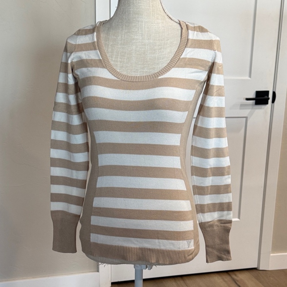 GUESS BEIGE & WHITE STRIPE SCOOP NECK SWEATER (NWOT)
